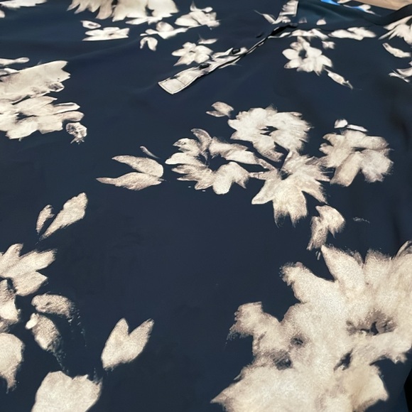 Vera Wang Simply Vera Women’s Top in Awesome Shape - Picture 4 of 5